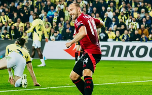 Eriksen tỏa sáng trong ngày Mourinho nhận thẻ đỏ, MU vẫn chưa biết thắng tại Europa League