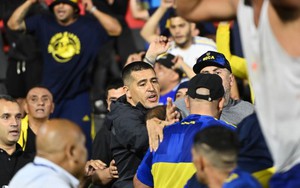 Bạn thân Messi là chủ tịch CLB Argentina gây sốt, lao lên khán đài ngăn chặn CĐV bạo động