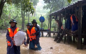 Quảng Bình: Kịp thời cứu 2 người dân bị lũ cuốn