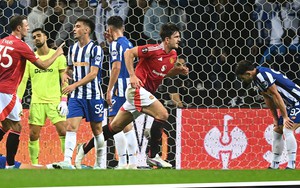 Maguire bật chế độ 'cứu thầy' trong ngày Bruno tiếp tục nhận thẻ đỏ, 10 cầu thủ MU tạo ra cuộc rượt đuổi ngoạn mục