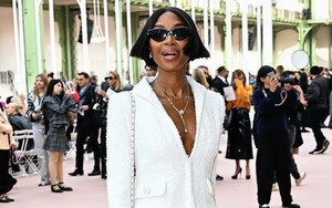 Naomi Campbell vẫn lên sàn diễn sau khi bị tố "ăn chặn" nhiều triệu USD tiền từ thiện