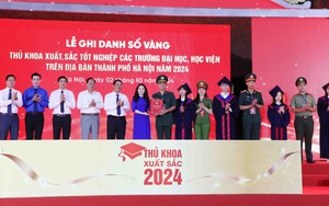 Hà Nội: Ghi danh Sổ vàng 100 thủ khoa xuất sắc