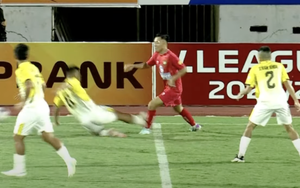 Mạc Hồng Quân vào bóng ghê rợn với cầu thủ vừa được HLV Kim Sang Sik triệu tập, fan đòi treo giò 10 trận vì thái độ khó tin