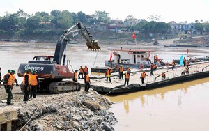 Vụ sập cầu Phong Châu: Lắp đặt lại cầu phao phục vụ người dân đi lại