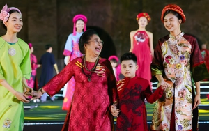 NSƯT Kim Xuyến U80 dắt tay mẫu nhí Hoàng Long trình diễn BST của NTK Cao Minh Tiến