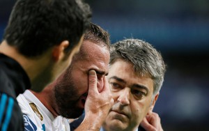 Sao Real Madrid khóc nức nở, rời sân bằng cáng sau chấn thương kinh hoàng