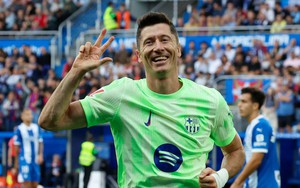 Lewandowski tái sinh: Ôm lấy Lamine Yamal và bắt tay Hansi Flick