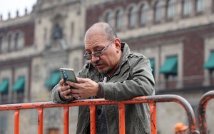 Báo động tình trạng mắc hội chứng sợ không có điện thoại tại Mexico