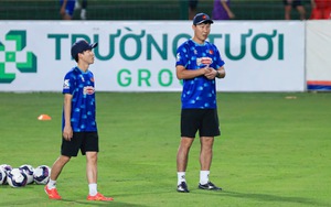 Chuyên gia bóng đá Việt lên tiếng: 'Hãy kiên nhẫn với HLV Kim Sang Sik'