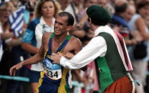 Bị người lạ tấn công ngay trước vạch đích, nam runner vẫn tạo nên câu chuyện truyền cảm hứng nhất lịch sử marathon thế giới