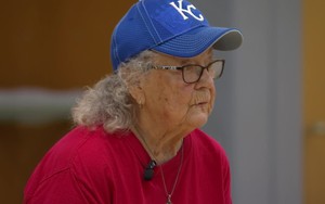 Cụ bà 95 tuổi gây sốt khi chơi pickleball, một tay chăm sóc 20 người cháu, 37 chắt và 4 chít