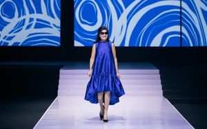 NTK Đỗ Mạnh Cường lần đầu đưa mẹ lên sân khấu thời trang