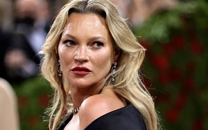 Cựu siêu mẫu Kate Moss vẫn khóc khi buộc phải chụp ảnh bìa khỏa thân ở tuổi 15