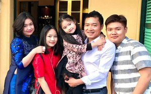 Tiền vệ hay nhất của ĐT Việt Nam nhận bao tải thư tay từ fan nữ, vợ không hề ghen mà còn luôn ủng hộ