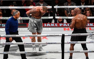 Jack Paul gây ngỡ ngàng khi cúi chào Mike Tyson ngay trong trận đấu