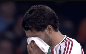 Ám ảnh hình ảnh tiền vệ của Liverpool bật khóc khi chứng kiến HLV của mình ngã quỵ trên sân bóng