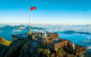 Đỉnh Fansipan đẹp kỳ ảo trong những biển mây bồng bềnh 