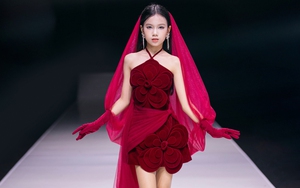 Mẫu nhí Thanh Trúc tự tin trình diễn trang phục 3D lấy cảm hứng từ hoa hồng