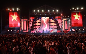 Hà Nội Rock cuồng nhiệt và xúc động với hàng vạn khán giả Thủ đô