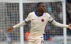 Hết 'tấu hài', trung phong của Chelsea giờ thách thức Haaland