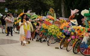 Mãn nhãn với xe đạp hoa làm từ rác tái chế chào mừng Festival hoa Đà Lạt