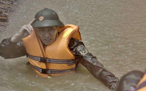 Mạnh Trường kể về đại cảnh chiến đấu với lũ trong phim 'Không thời gian' 