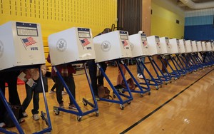 Các điểm bầu cử đầu tiên tại Mỹ đã đóng hòm phiếu