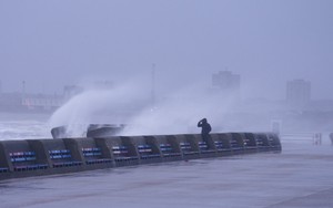Anh: Bão Darragh gây mất điện trên diện rộng và gián đoạn giao thông nghiêm trọng