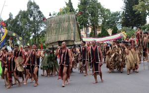 Hơn 1.000 nghệ nhân dân tộc thiểu số "khoe sắc" tại Lễ hội đường phố ở Kon Tum