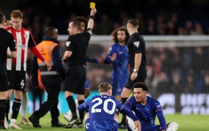 Hình ảnh Sancho và Palmer ngồi 'chill' trong khi đồng đội ở Chelsea bị đuổi gây sốt