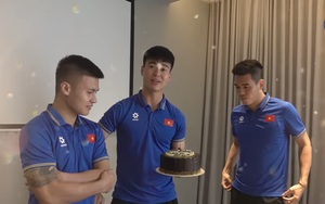 Tin nóng thể thao tối 17/12: Quang Hải, Duy Mạnh làm điều đặc biệt với thầy Kim Sang Sik; hai cầu thủ MU bị điều tra