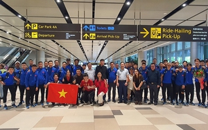 Đội tuyển Việt Nam có mặt tại Singapore, đội trưởng Duy Mạnh nói lời xúc động