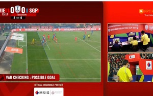 Tranh cãi tình huống VAR giúp ĐT Việt Nam tránh được bàn thua sớm trước Singapore 