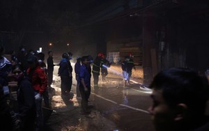 Hà Nội: Cơ bản khoanh vùng được đám cháy tại 10 nhà xưởng gỗ