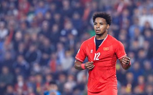 Xuân Son bị hậu vệ kéo rách cả áo, lạnh lùng hạ gục thủ thành Singapore trên chấm phạt đền