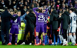 Xót xa cảnh mẹ của sao trẻ Serie A ngất xỉu trên khán đài khi chứng kiến con trai đột quỵ dưới sân bóng