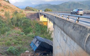 Xe tải rơi xuống cầu khi lưu thông trên đường La Sơn - Túy Loan