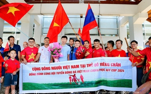 Kiều bào Việt Nam tại Lào nồng nhiệt chào đón thầy trò HLV Kim Sang Sik