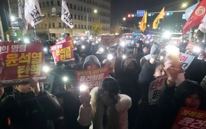  Hàn Quốc: Biểu tình phản đối thiết quân luật lan rộng
