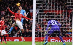 Công làm thủ phá, MU nhận trái đắng ngay tại Old Trafford, tiếp tục chìm sâu trên bảng xếp hạng