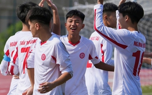 Đội trẻ Việt Nam vô địch ở Trung Quốc sau khi thắng đại diện Thái Lan 7-0, 2 cầu thủ U17 giành danh hiệu