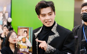 Gin Tuấn Kiệt khoe poster phim hài Tết ở concert "Anh trai say hi"