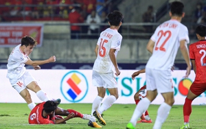Vì sao ĐT Việt Nam không được hưởng phạt đền, dù Hoàng Đức đá bóng chạm tay hậu vệ Lào?
