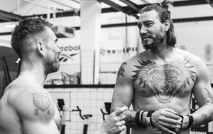 Cựu sao Arsenal khoe vóc dáng đáng kinh ngạc sau khi giải nghệ