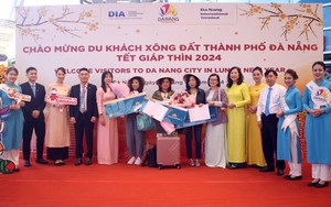 Rộn ràng không khí Tết trên các chuyến bay đầu năm