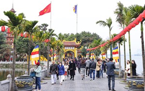 Người dân Thủ đô nô nức đi lễ chùa ngày đầu năm Giáp Thìn