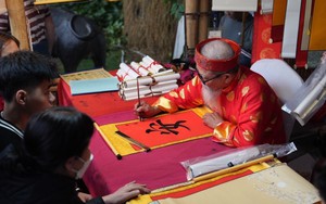 Sôi động không khí du Xuân tại các điểm di tích, vui chơi ở Hà Nội