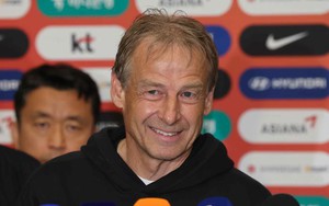 HLV Klinsmann lại có hành động gây phẫn nộ, chính trị gia Hàn Quốc kêu gọi sa thải