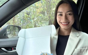 'Hot girl' của ĐT Việt Nam khoe quà Valentine, chính thức là 'hoa đã có chủ'