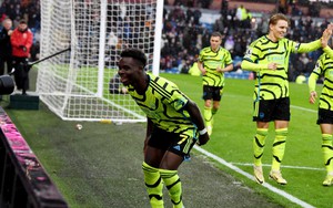 Saka tiếp tục thăng hoa, Arsenal 'tiễn' Burnley trở lại Championship gần thêm một đoạn